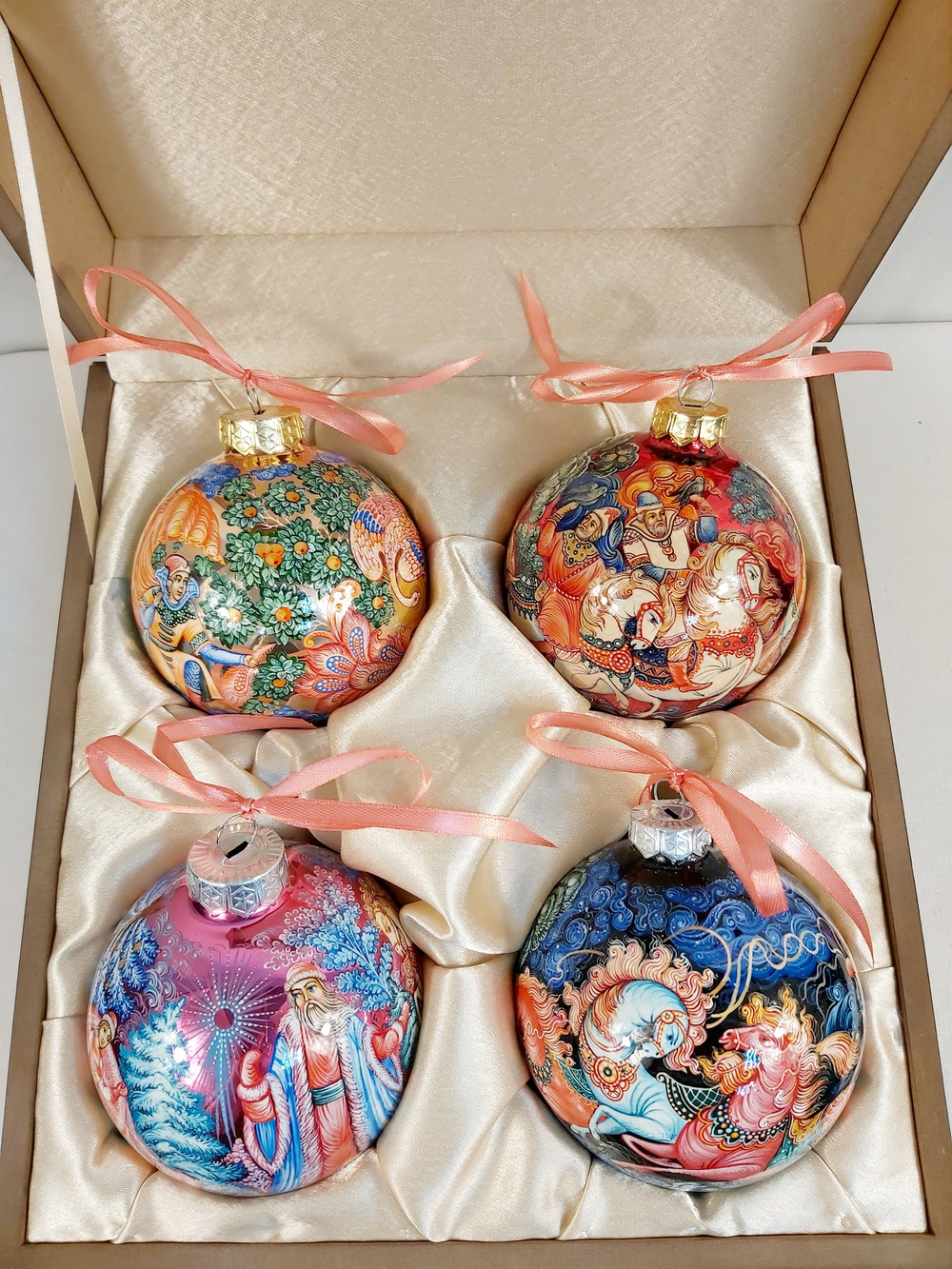 Сувенирный набор из 4-х новогодних шаров с ручной росписью "Сказки"
