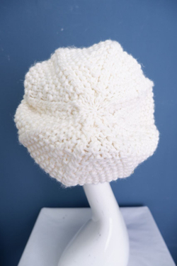 Берет молочный вязаный