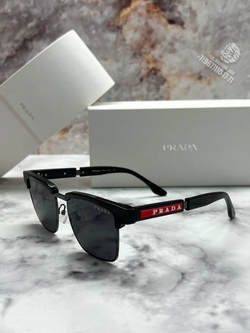Солнечные очки Prada