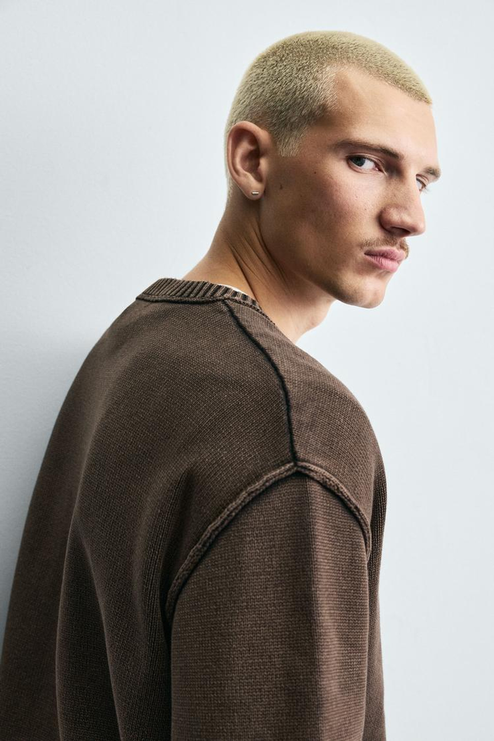 ZARA СВИТЕР С ПРИНТОМ И ЭФФЕКТОМ ПОТЕРТОСТИ, КОРИЧНЕВЫЙ