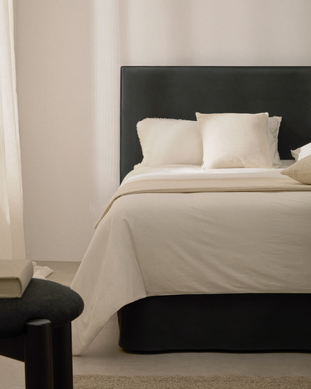 Кровать Jaira антрацитово-серого цвета со съемным чехлом для матраса 180 x 200