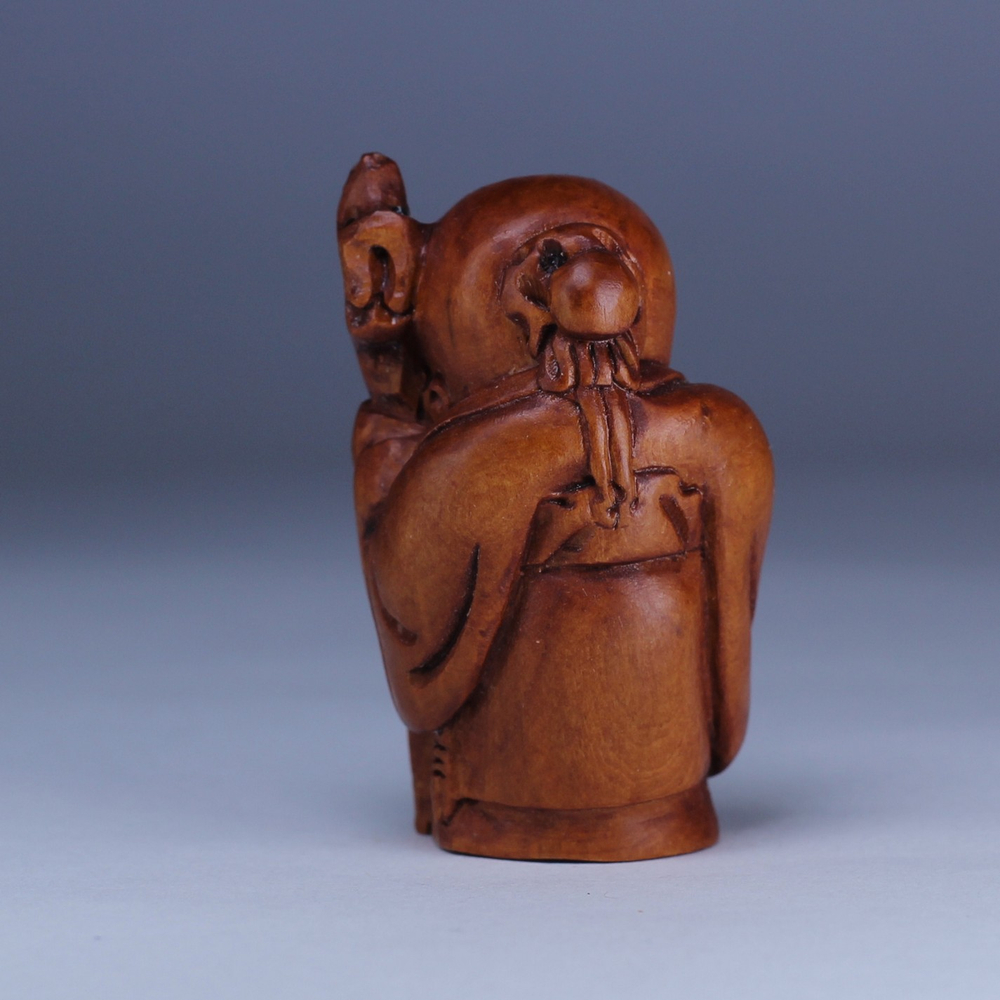 Нэцкэ Шоусин с персиком и посохом