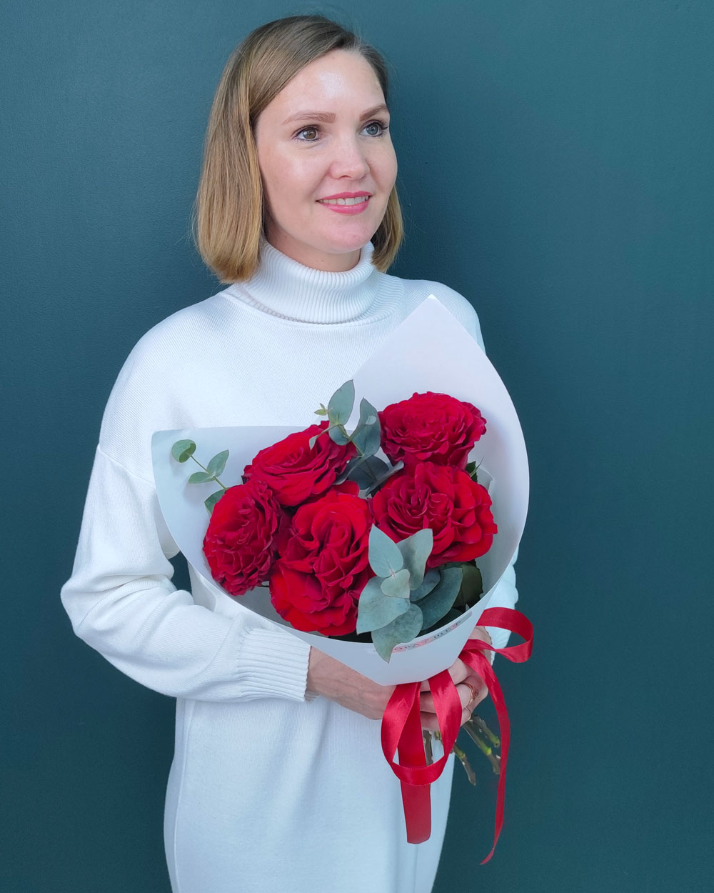 Красные ажурные розы с эвкалиптом(00477)