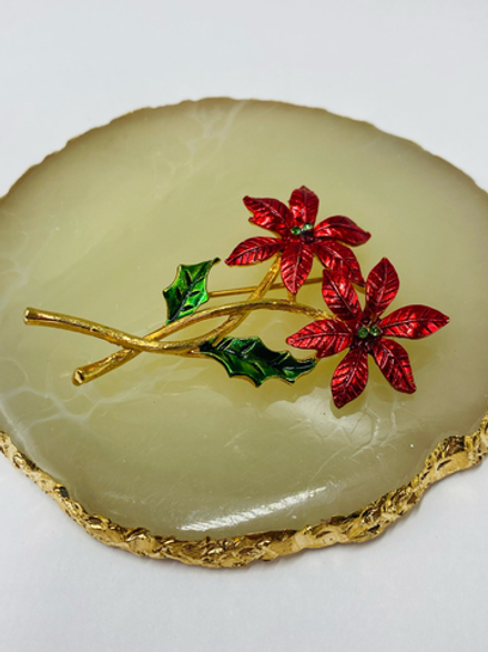 Рождественская брошь остролист