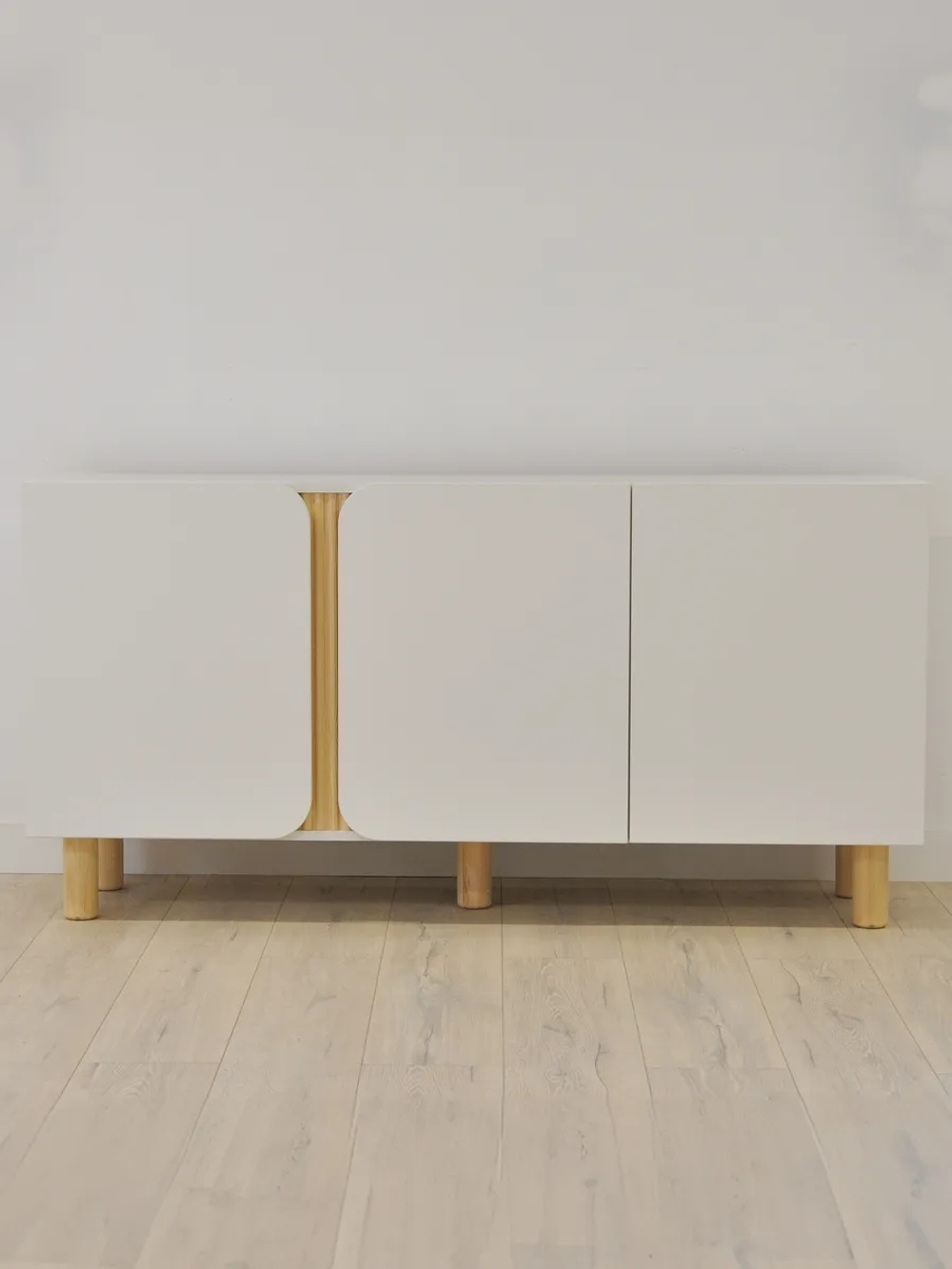 Дизайнерская тумба Ола 3 двери на ножках, 150х40х75 см