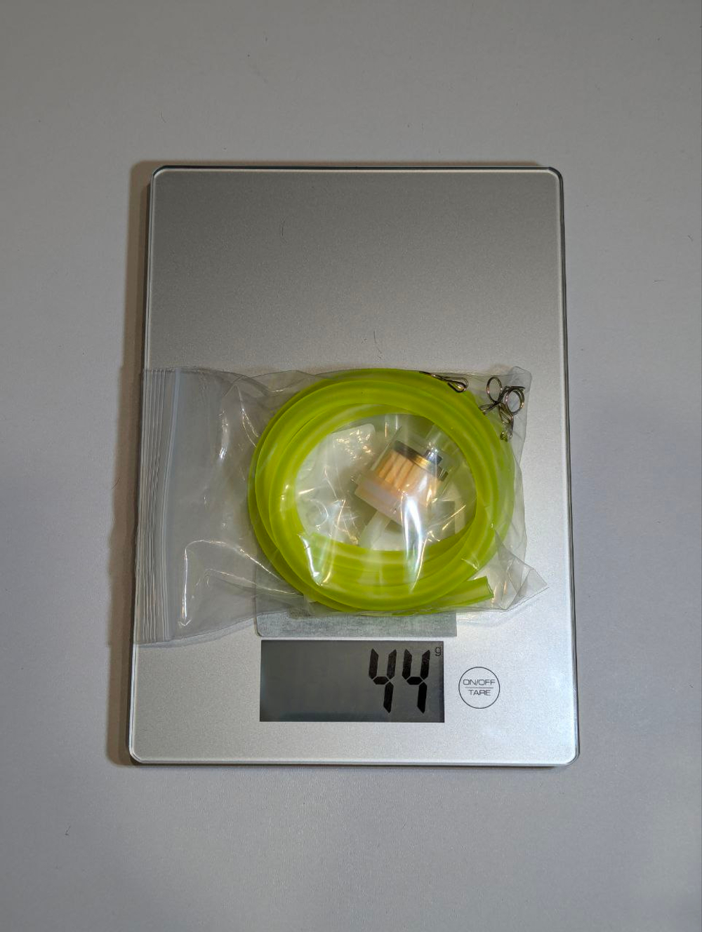 Шланг топливный маслобензостойкий с фильтром и хомутами 6-8 мм