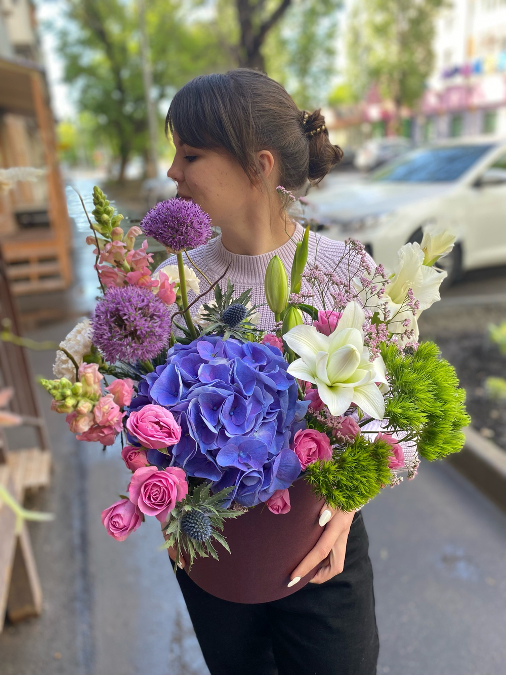 “Цветы в шляпной коробке: стильно и незабываемо с доставкой по Саратову!”