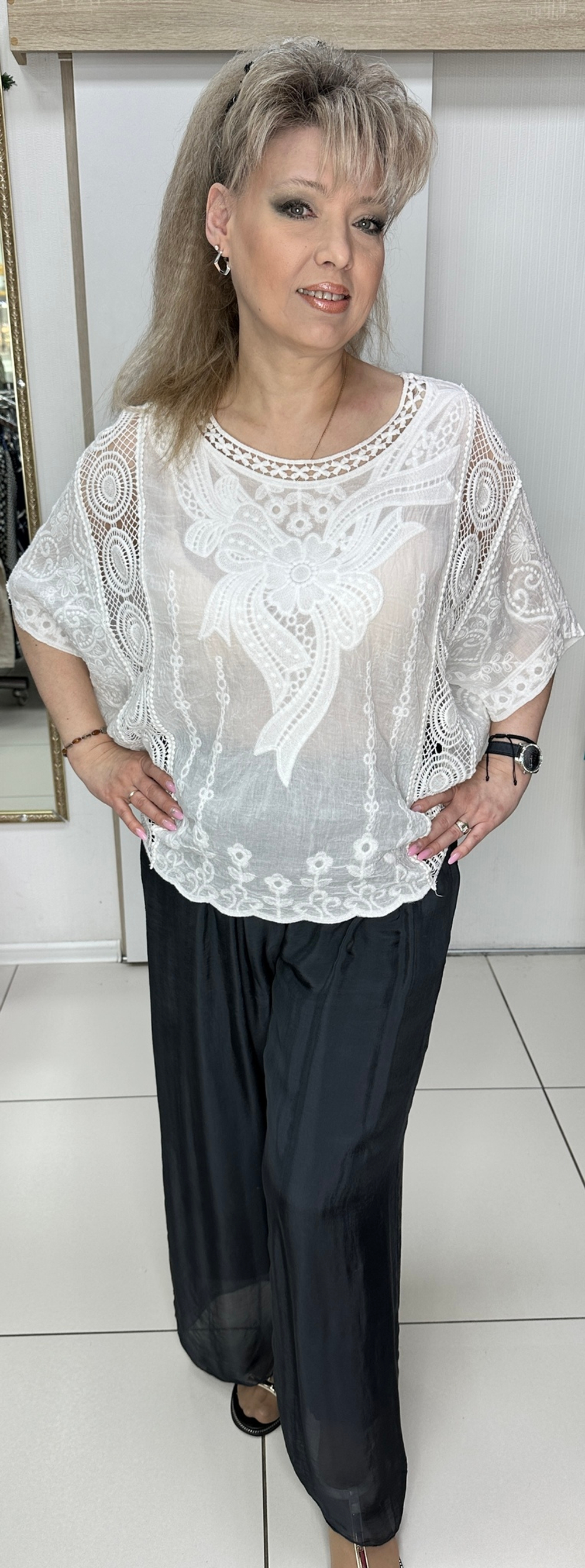 Белый нарядный с ажурной вставкой блузон