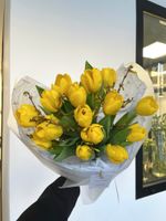 Букет из 15 желтых тюльпанов и форзиции