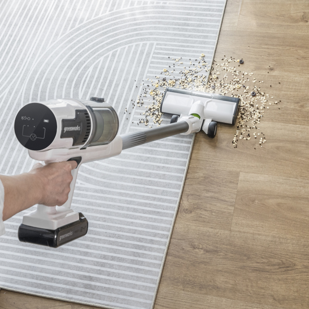 Пылесос вертикальный акк. Greenworks SV24360, 24V, б/щет, 250 Вт, 17 кПа, электрощетка, 2 насадки, LED, белый+серебро, 1х4Ач и ЗУ (4702107UB)