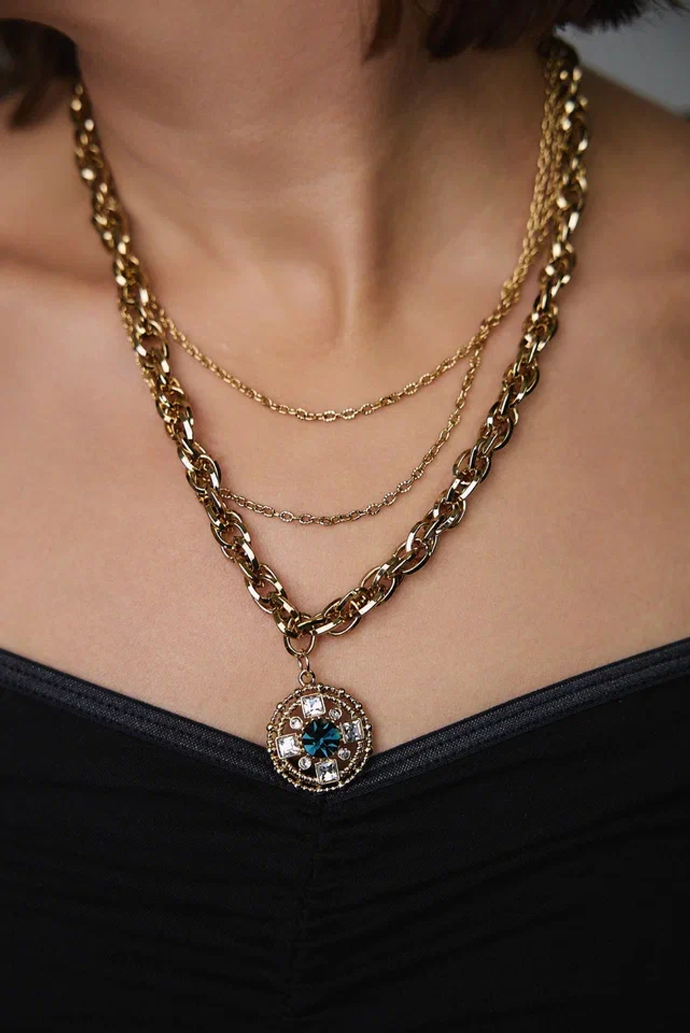 Колье из витой и тонких цепочек с круглым кулоном с синими и светлыми кристаллами