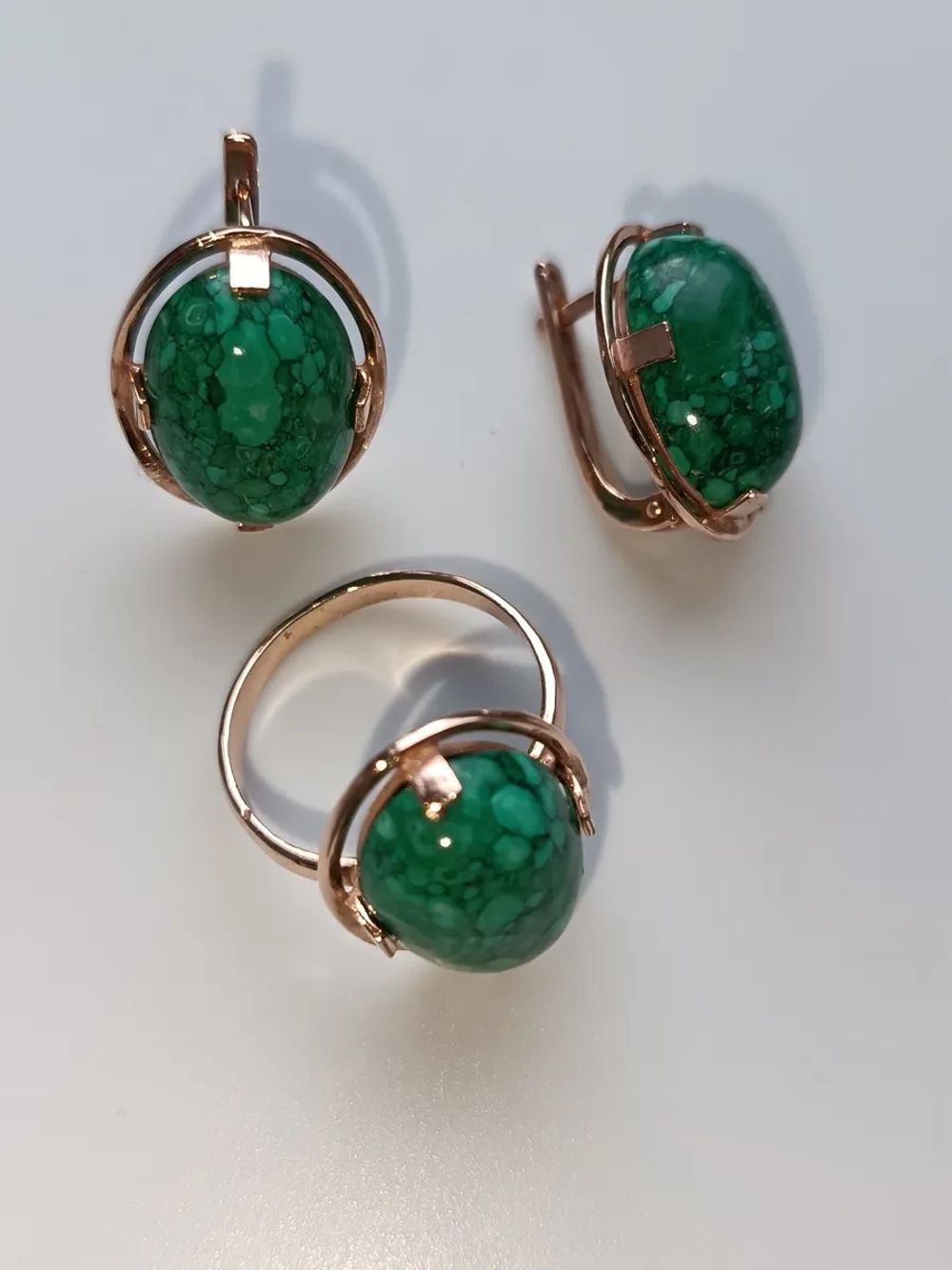 Серьги бижутерные с реконструированным малахитом