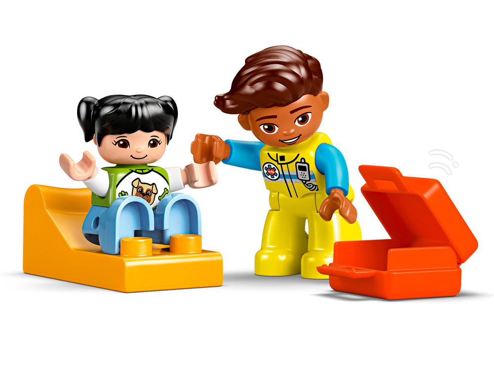 LEGO DUPLO 10447 «Скорая помощь с водителем» — развивающий набор для малышей 2+