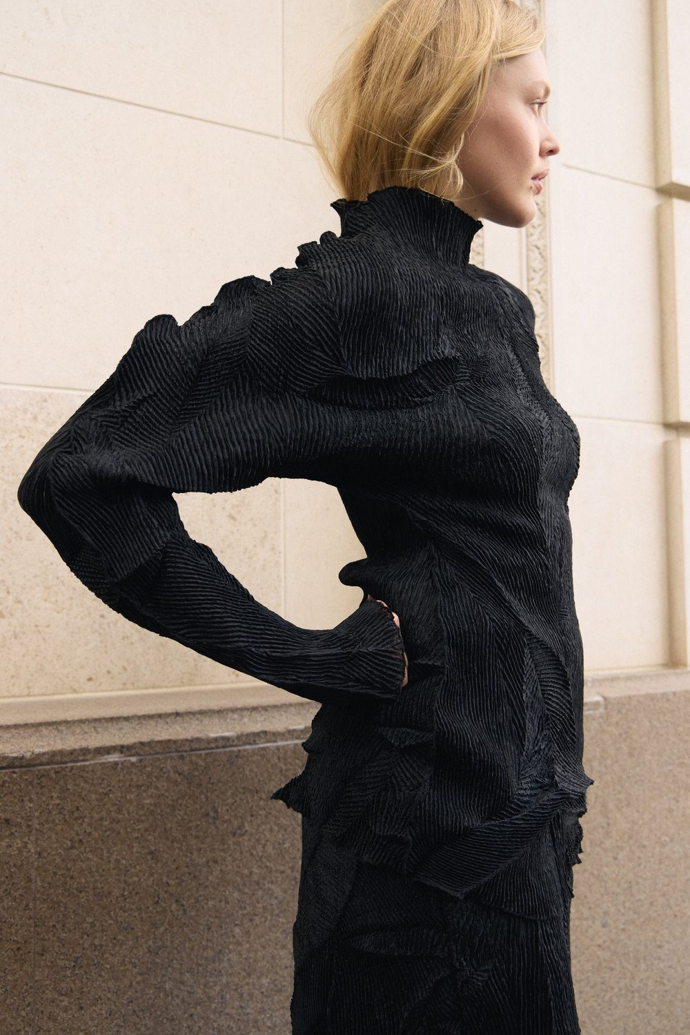 Блуза из гофрированной ткани черная