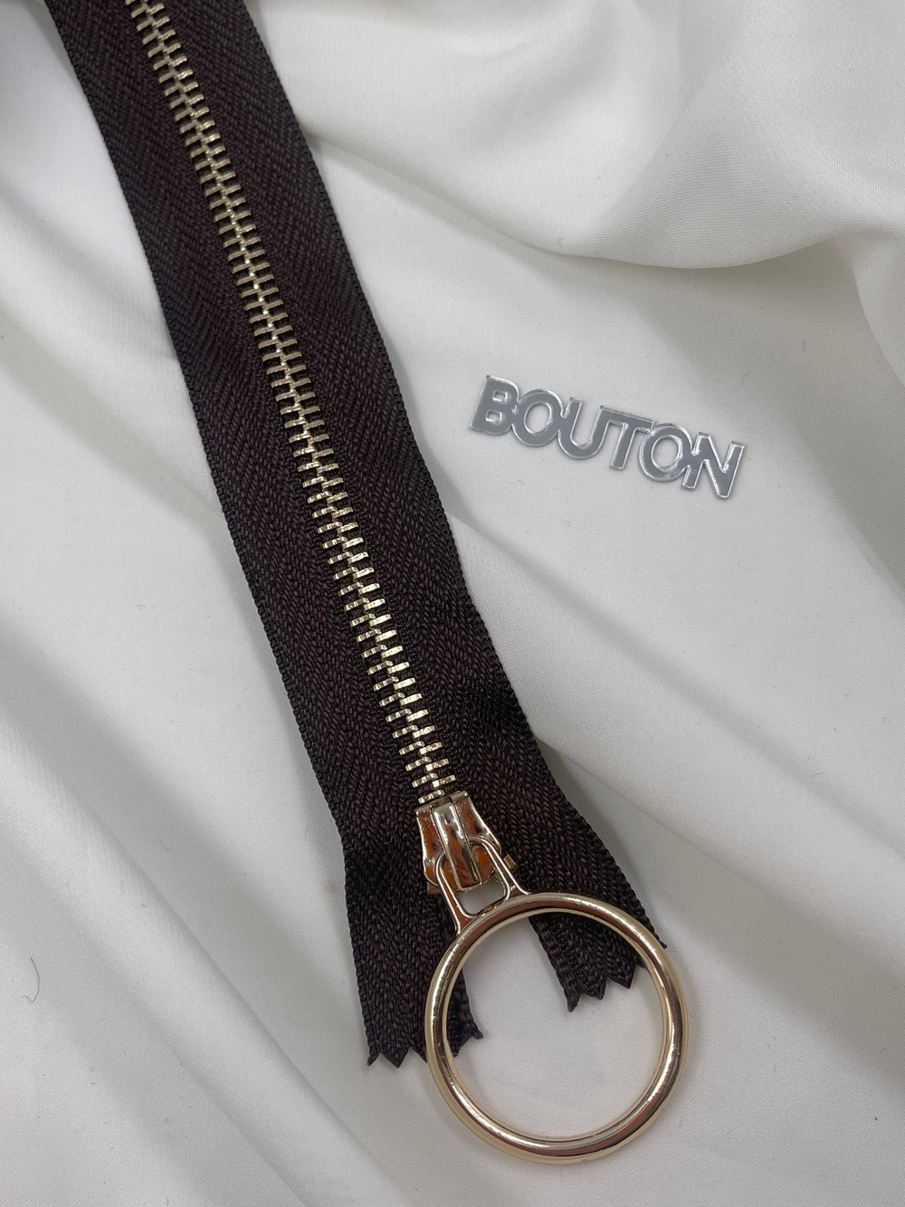 Молния темно-коричневая (темный шоколад ) с золотистым массивным кольцом