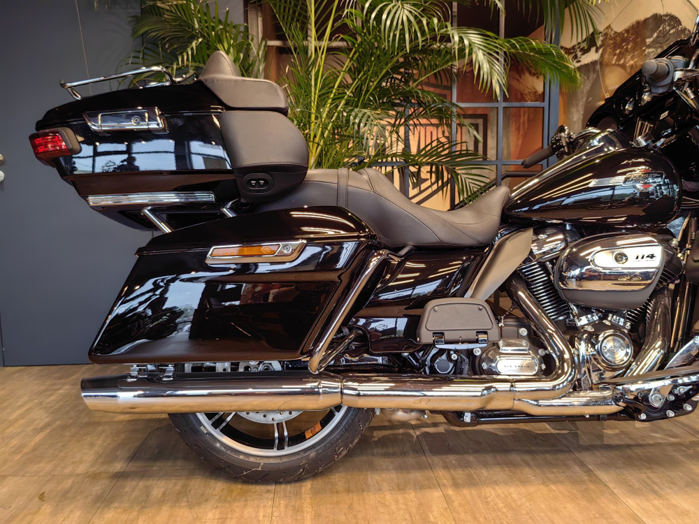 Ultra Limited, Harley-Davidson (FLHTK) Vivid Black/Chrome