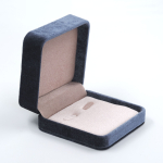 Футляр эксклюзивный под серьги с контрастной внутренней отделкой.