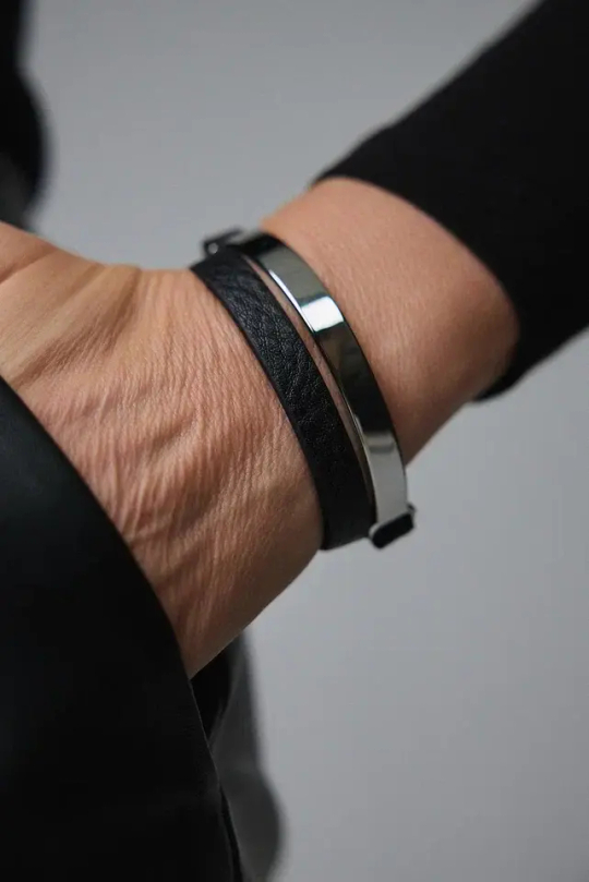 Браслет на кнопках гладкая серебряная пластина на черной коже