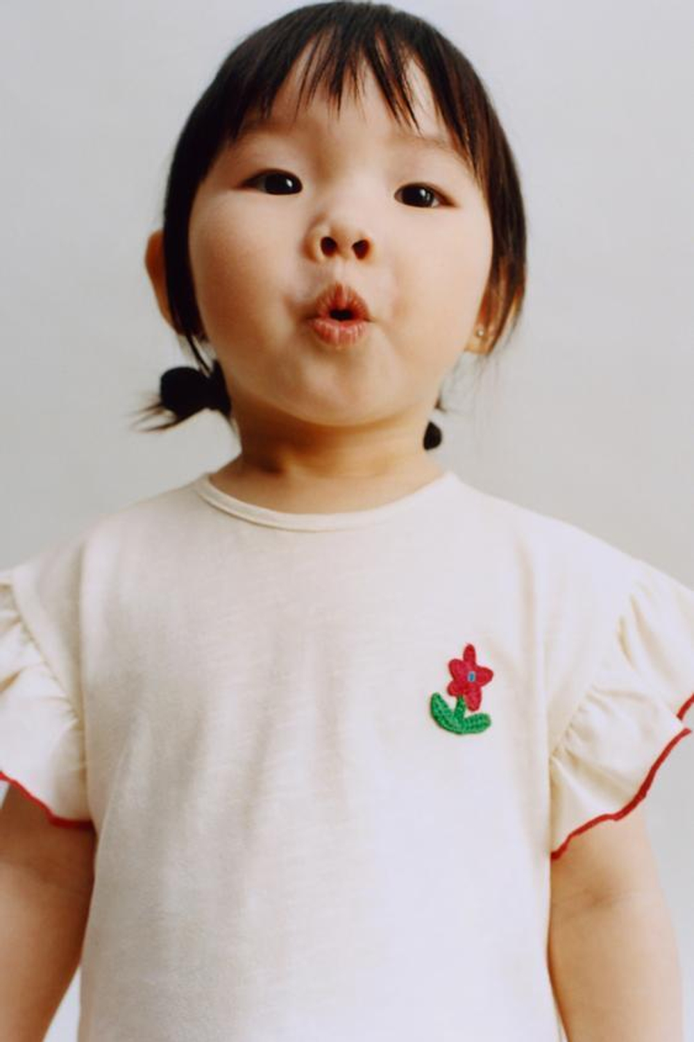 ZARA ФУТБОЛКА С АППЛИКАЦИЕЙ, СВЕТЛЫЙ ЭКРЮ