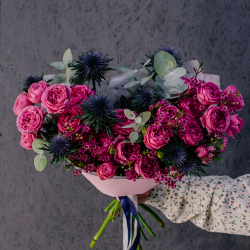 67. Яркий дизайнерский букет с розами и эрингиумом