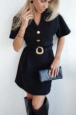 Платье с акцентными пуговицами и поясом