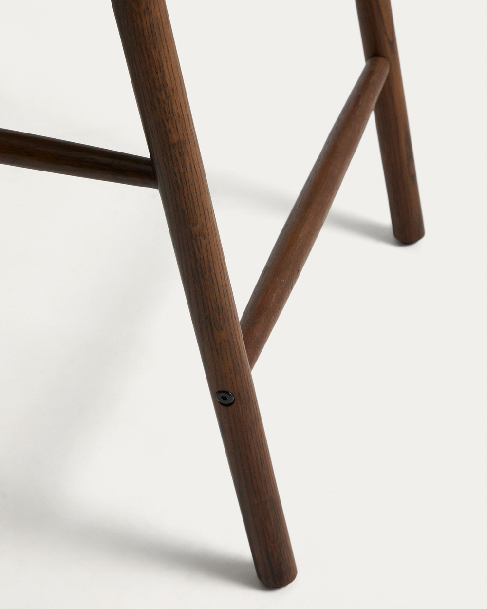 Уличный полубарный стул Derile из массива дуба в отделке орех и бежевой веревки