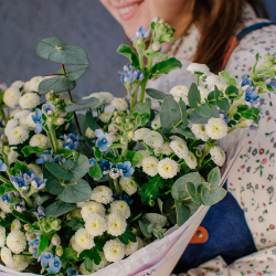 142. Романтичный стойкий букет с оксипеталумом и сантини