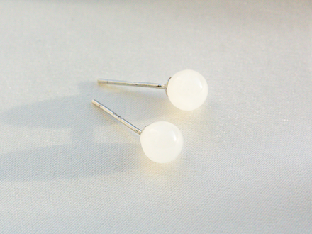 Серьги-гвоздики "Шарик. Белый нефрит" 6мм