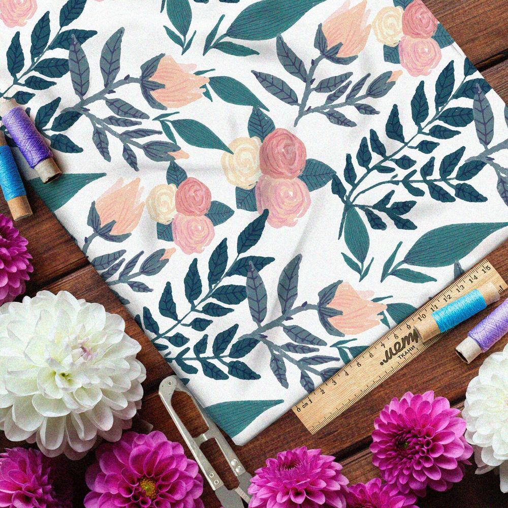 Ткань мембрана нарисованные маркерами цветы и листья на белом фоне