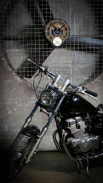 Часы-метеостанция WOODandROOT Automaton 1722 на фоне мотоцикла — барометр, шестерёнки и индустриальная атмосфера лофт