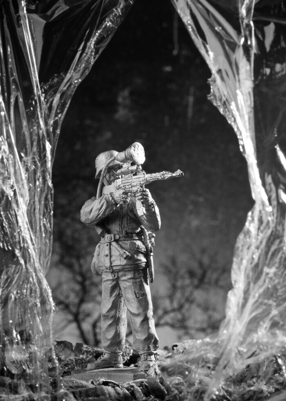 Оловянный солдатик Немец с прибором ночного видения