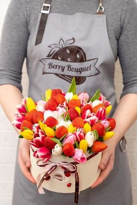 Шляпная коробка с клубникой и тюльпанами "Весенний сад"