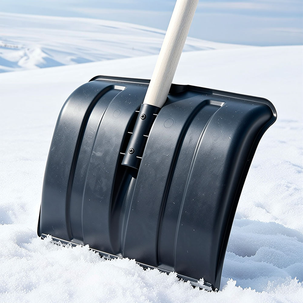 Лопата снеговая 380*365мм с оц.планкой с деревянным черенком