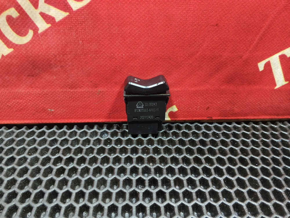 Кнопка люка