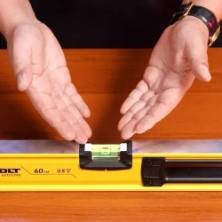 Уровень магнитный 100 см, 3 глазка коробчатый, полезный