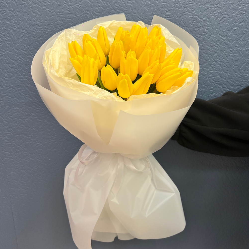 Букет свежих желтых тюльпанов