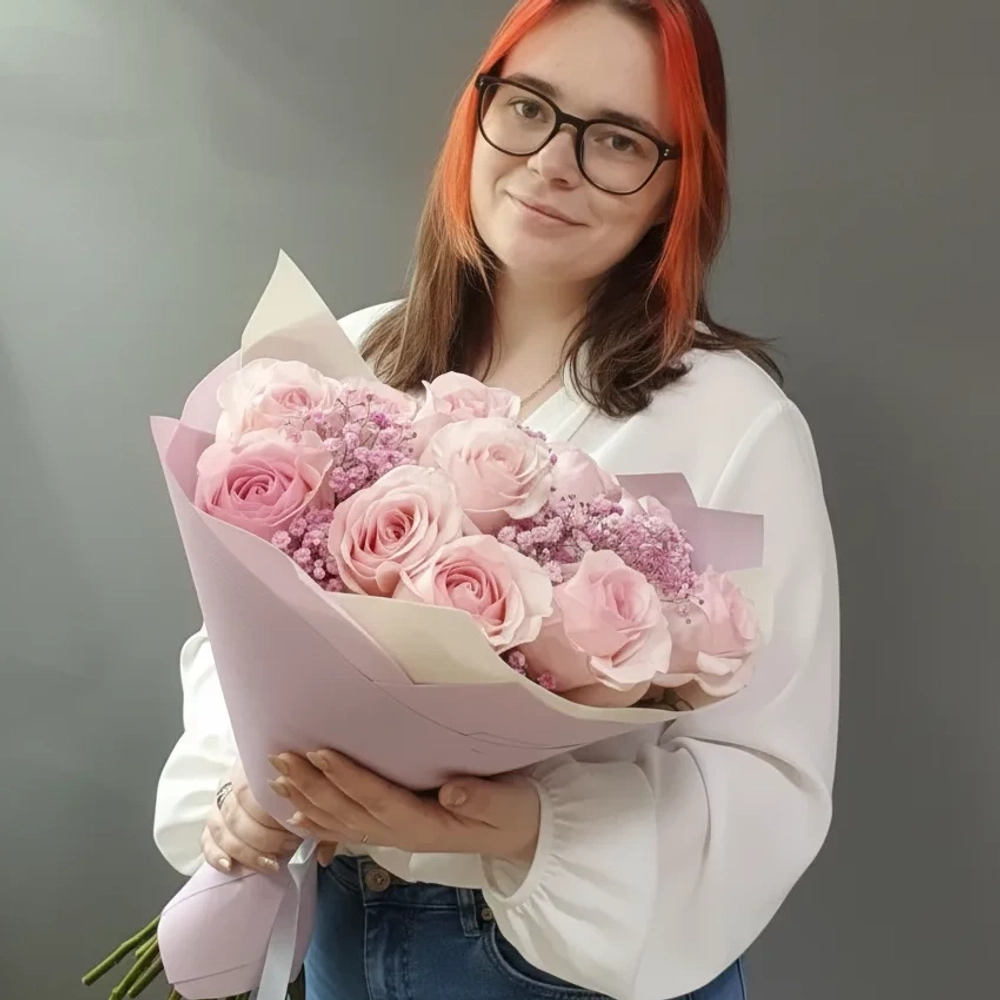 Букет "Талисман" из роз и гипсофилы в розовых тонах.