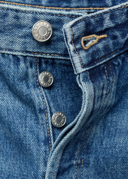 Джинсы с широкими штанинами и отворотами по низу