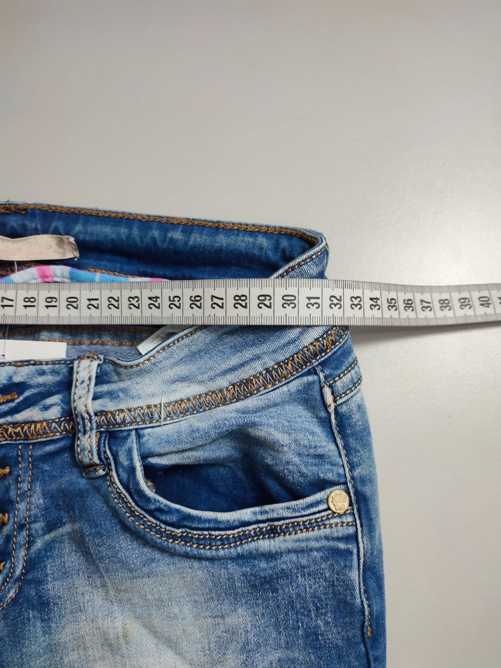 Джинсы "рваные" с бабочками 44 размер