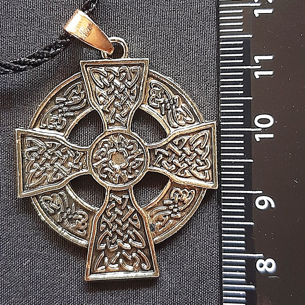 Амулет "Кельтский крест" дарует мудрость и и защищает от негатива. Цвет золотистый