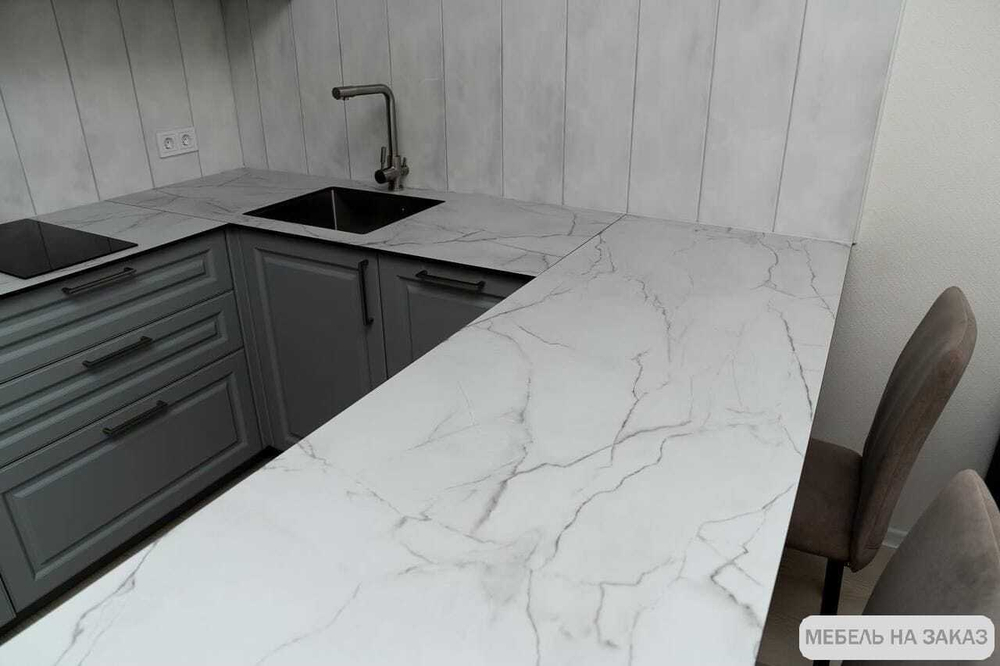 Кухня в студию с барной стойкой