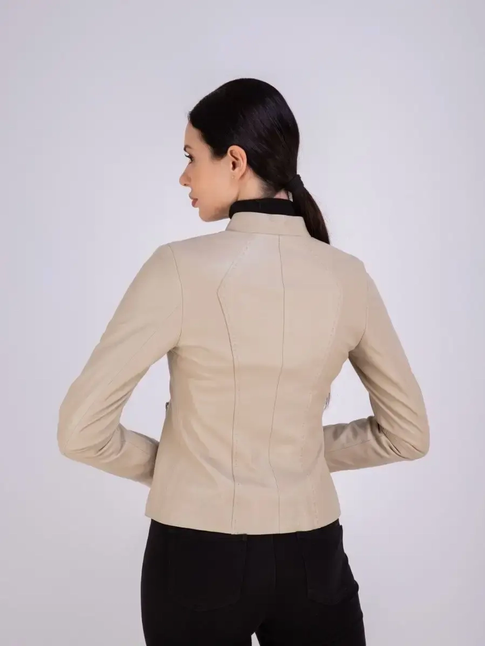 Кожаная куртка короткая на молнии демисезон