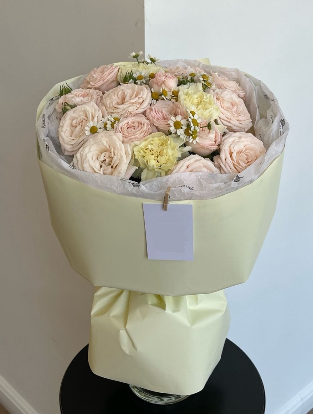 Авторский букет из кустовой пионовидной розы, диантусов и ромашки