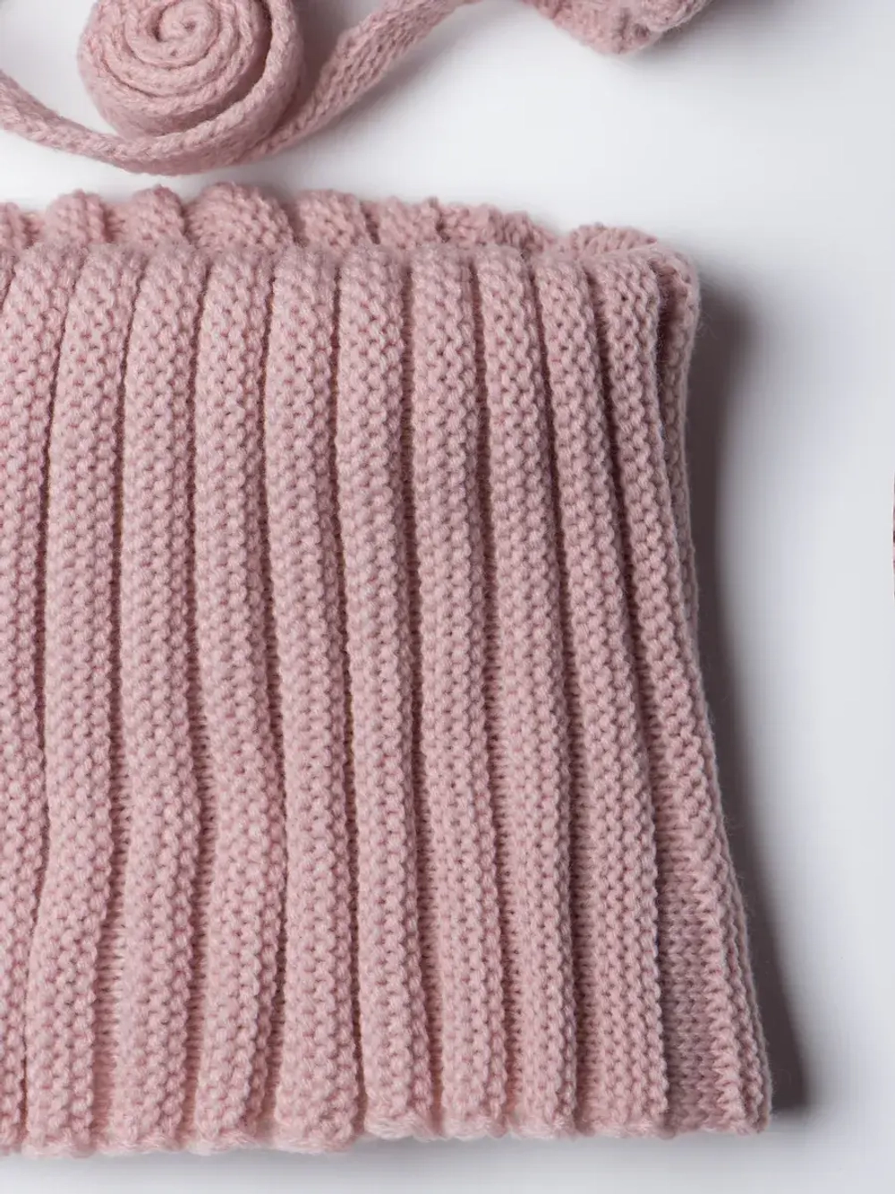 Шапка для девочки на осень и снуд с завязками