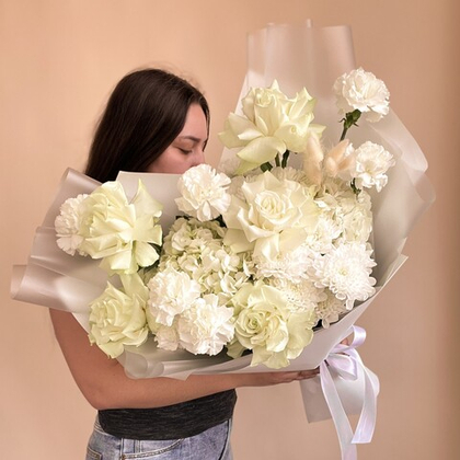 Белый букет L с французскими розами, гортензией, кустовой хризантемой