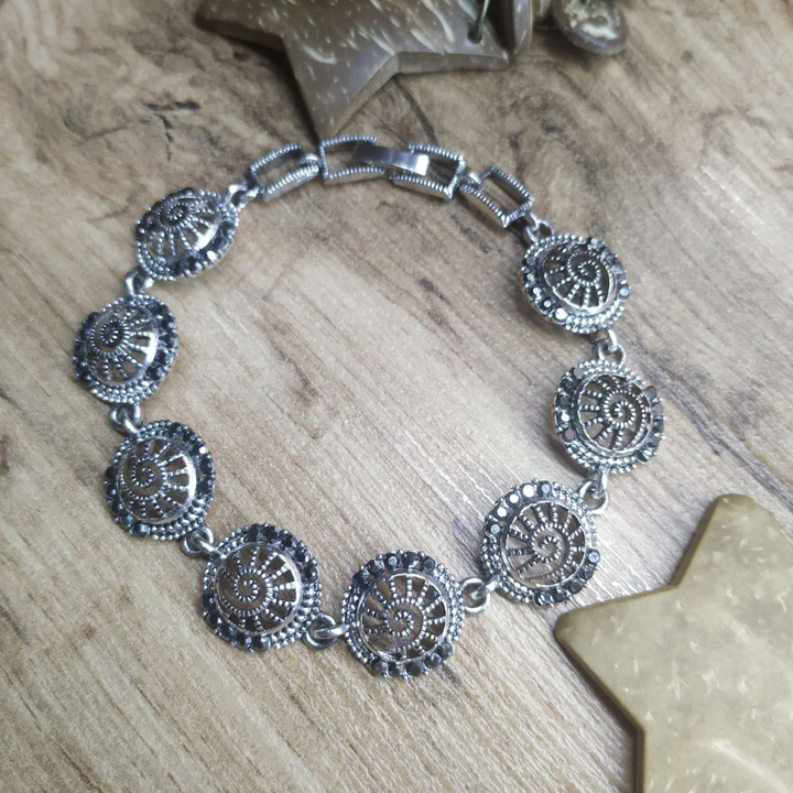 Браслет Vogue Круг спираль стразы графитовые металл серебристый на красном бархате