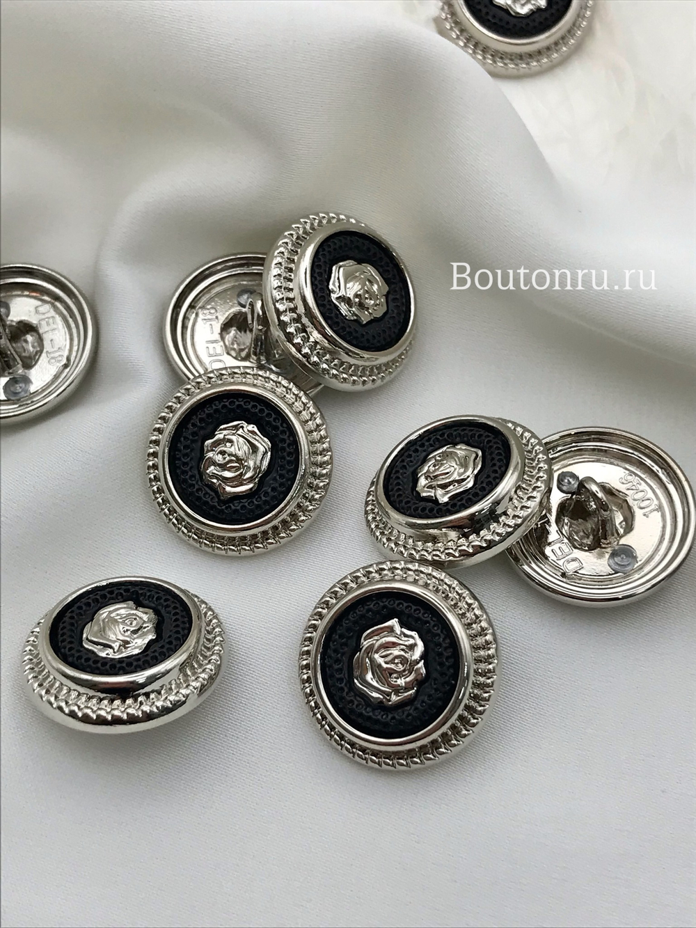 Пуговицы серебристые с розой и черной серединкой