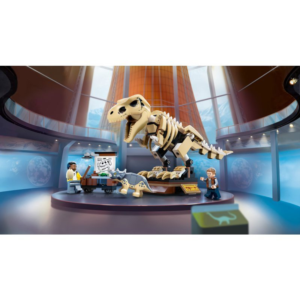 Конструктор Lego Jurassic World Скелет тираннозавра на выставке 76940
