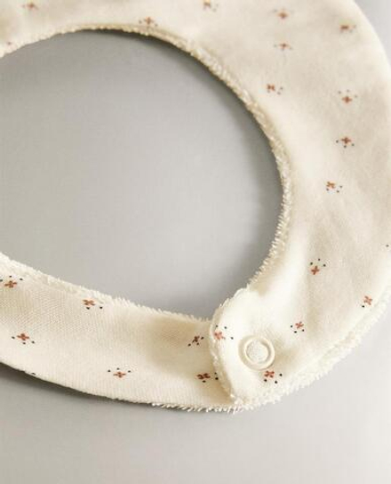 ZARA HOME ДЕТСКИЙ НАГРУДНИК С ЦВЕТОЧНЫМ ПРИНТОМ, ЭКРЮ