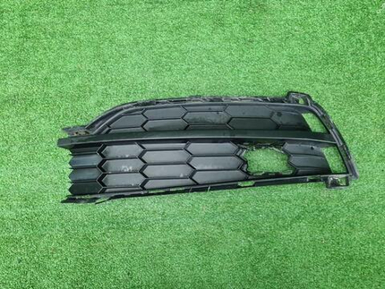Решетка переднего бампера левая Skoda Karoq 17-21